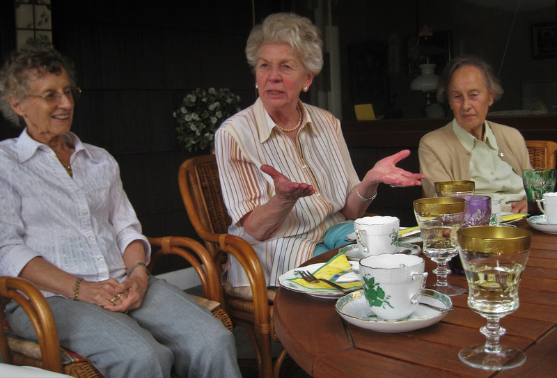 Ältere Frauen beim Tee
